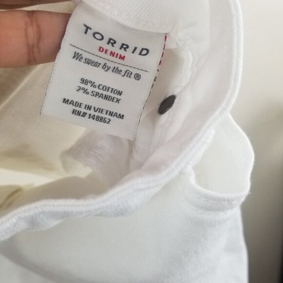 Torrid Women's Boyfriend White Jeans with Distressing Sz 22XT - Picture 8 of 9
